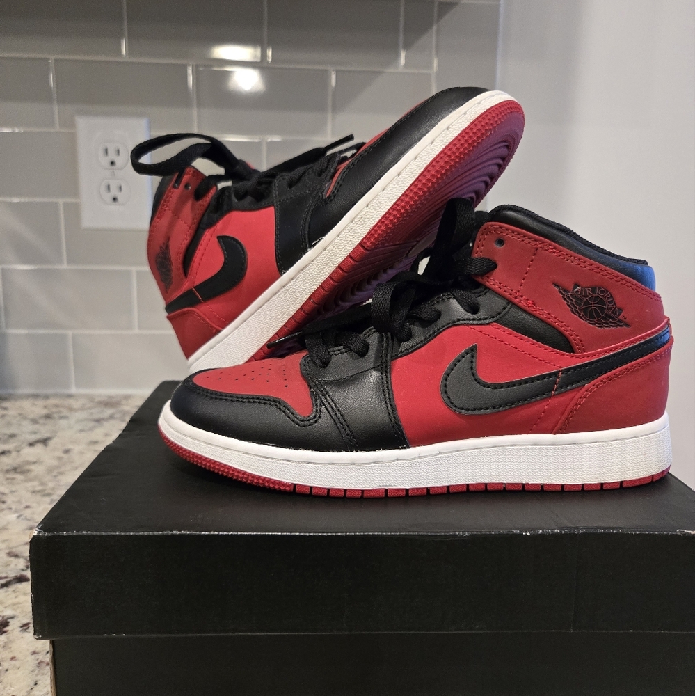 Jordan 1 Mid